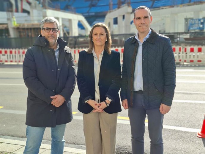 La portavoz municipal y presidenta del PP de Vigo, Luisa Sánchez, con los concejales Miguel Martín y Fernando G. Abeijón, ante las obras de reforma del estadio de Balaídos.