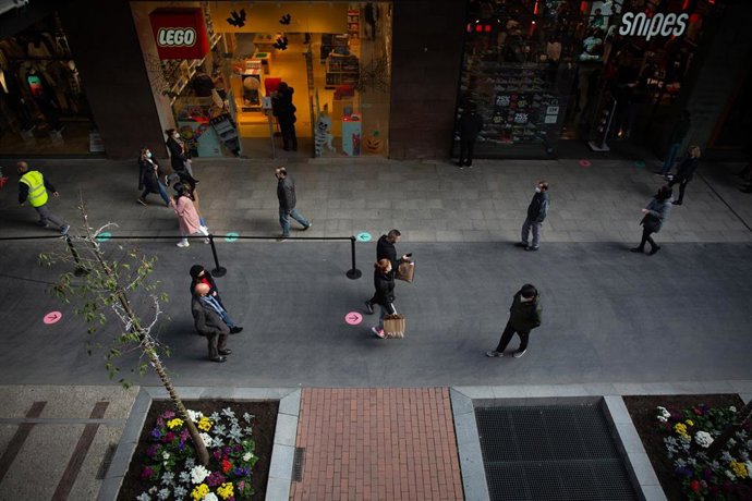 Archivo - Varias personas realizan compras en el centro comercial La Maquinista 