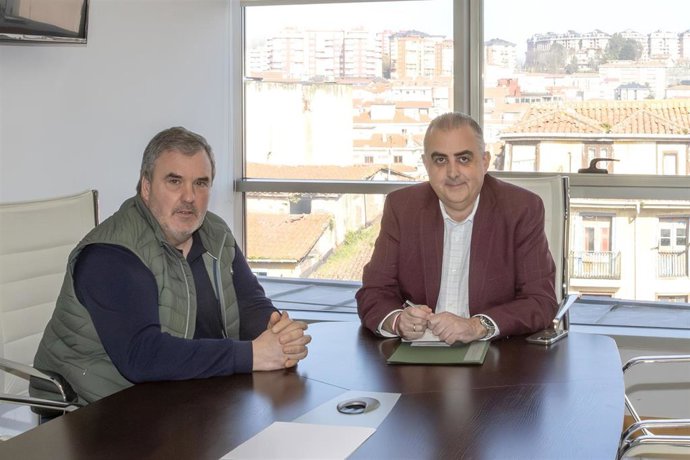 El Consejero De Fomento, Vivienda, Ordenación Del Territorio Y Medio Ambiente, Roberto Media, Recibe Al Alcalde De Liendo, Juan Alberto Rozas