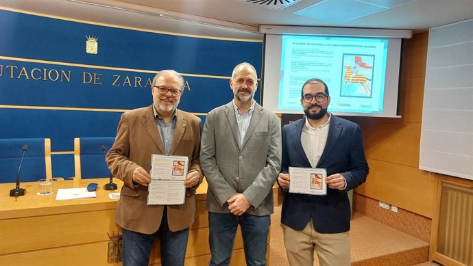 El presidente de la Fundación Gaspar Torrente, Bizén Fuster; el diputado delegado de Archivos y Bibliotecas de la DPZ, José Manuel Latorre; y el historiador Sergio Martínez.