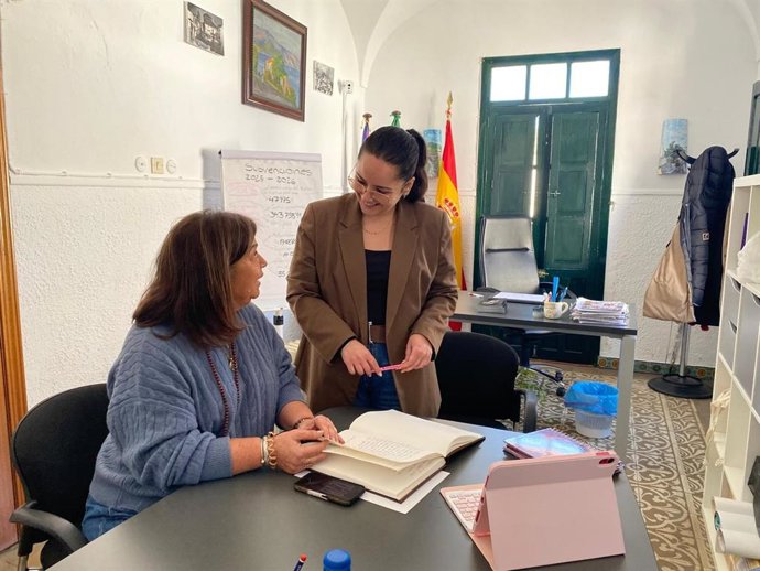 La delegada de Justicia, Administración Local y Función Pública de la Junta en Huelva, Carmen Céspedes, junto a la alcaldesa de Aroche, Cristina Romero.