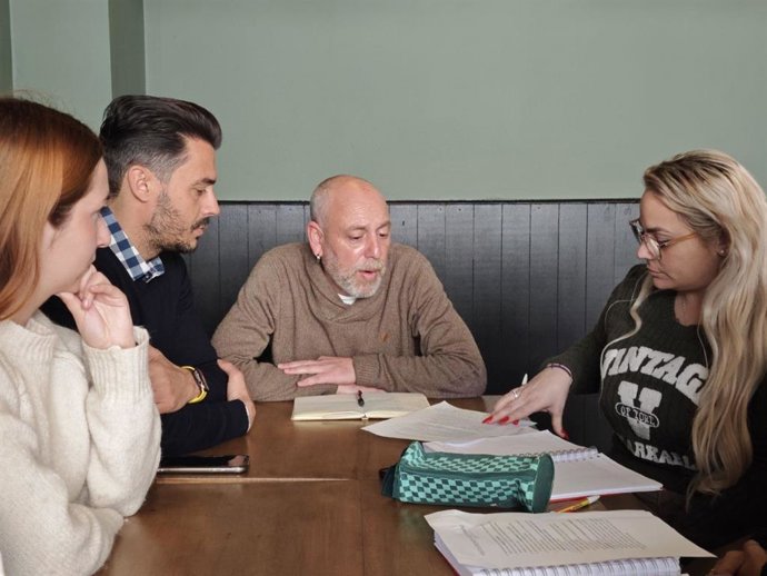 El candidato de Por Andalucía por Málaga, Ernesto Alba, mantiene una reunión con las trabajadoras del Servicio de Atención a Domicilio (SAD) de Fuengirola (Málaga).