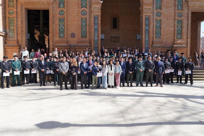 Foto de familia en la Plaza de España tras la entrega de reconocimientos en el marco del 'Plan director para la convivencia y mejora de la seguridad' impulsado por el Gobierno central.