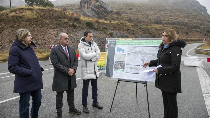 Archivo - El consejero de Política Local, Infraestructuras y Lucha contra la Despoblación de La Rioja, Daniel Osés, en su visita a Arnedillo para conocer el proyecto para estabilizar el talud de la LR-115
