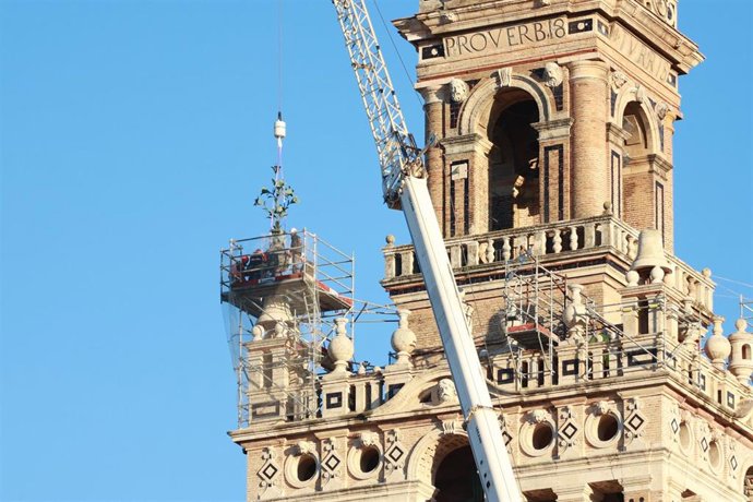 Imagen de las tareas de retirada de las azucenas de la Giralda de Sevilla la pasada semana.
