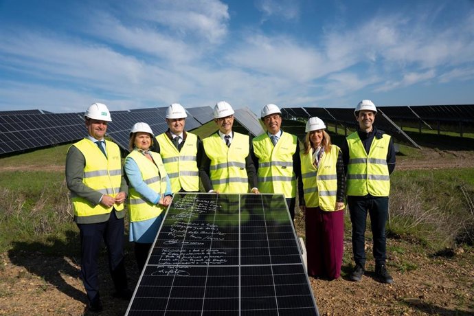 El consejero de Industria, Energía y Minas, Jorge Paradela, junto con el director de Endesa en Andalucía, Extremadura, Ceuta y Melilla, Rafael Sánchez