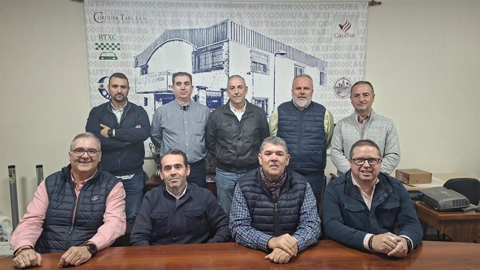 José María Jiménez (2 izda., delante), con el resto de miembros de la nueva junta directiva de los taxistas cordobeses.