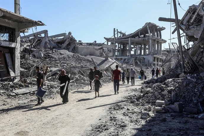 Archivo - Palestinos regresan a Jan Yunis tras el repliegue de tropas de Israel ante el acuerdo con Hamás para aplicar la primera fase de la propuesta de Estados Unidos para la Franja de Gaza (archivo)