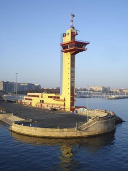 Edificio de Capitanía Marítima y Salvamento Marítimo en el Muelle de Levante del Puerto de Almería.
