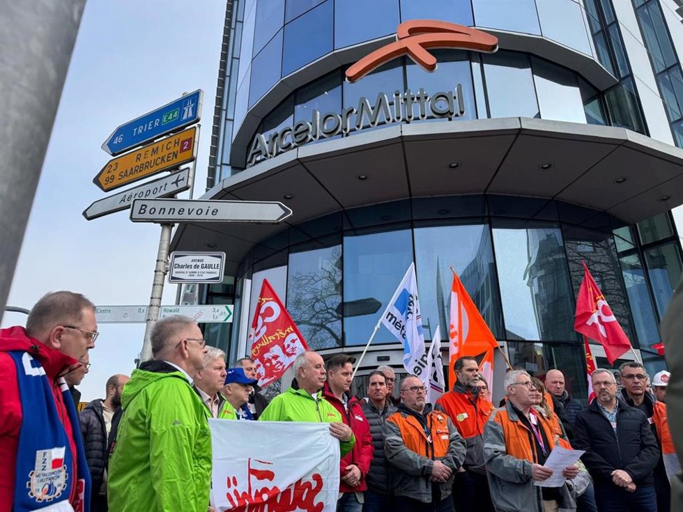 Comité de Empresa Europeo (CEE) de ArcelorMittal y representantes sindicales de Luxemburgo, Bélgica y Francia se concentran frente a la sede del Grupo siderúrgico en Luxemburgo en contra del plan de deslocalización y para exigir transparencia.