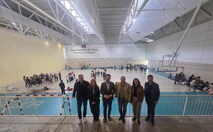 El delegado territorial de Turismo, Cultura y Deporte de la Junta en Granada, David Rodríguez, en el centro de la imagen con el alcalde de Otura, Nazario Montes