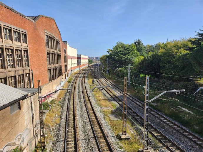 Vías de tren a la entrada de Santander