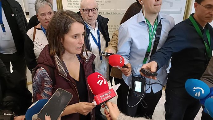 Nerea Martínez Aramburu, de Martxoak 3, atiende a los periodistas en el Parlamento Vasco
