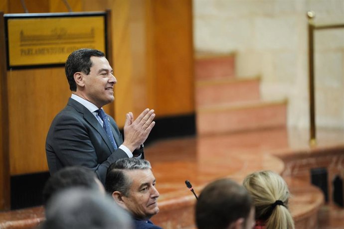 El presidente de la Junta de Andalucía, Juanma Moreno interviene durante la sesión de control en el pleno del Parlamento andaluz. A 26 de febrero de 2026 en Sevilla (Andalucía, España). Segunda jornada del Pleno del Parlamento andaluz donde ha tenido luga