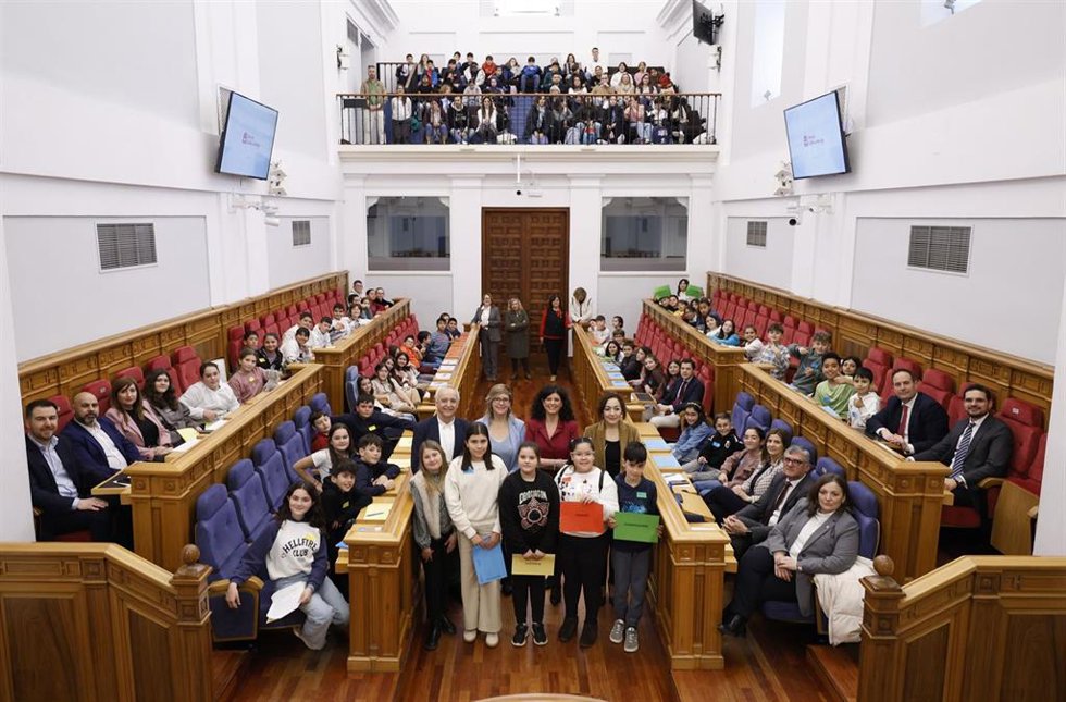 Foto de familia del pleno infantil celebrado en las Cortes de Castilla-La Mancha con motivo del acto 'Diputados y diputadas por un día', promovido por Aldeas Infantiles.