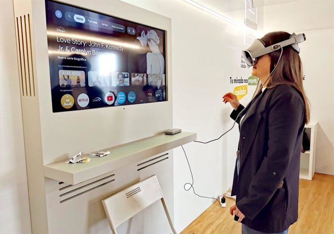 Unidad móvil durante una campaña para concienciar sobre la salud visual en el Valme en Sevilla