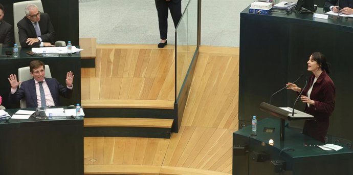 La portavoz de Más Madrid en el Ayuntamiento de Madrid, Rita Maestre (d), interviene durante una sesión plenaria en el Ayuntamiento de Madrid, a 27 de enero de 2026, en Madrid (España).