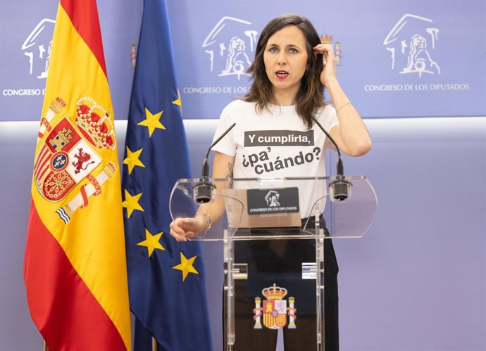 A secretária-geral do Podemos, Ione Belarra, com uma camiseta sobre a Constituição em que se lê “E cumpri-la, para quando?” durante uma coletiva de imprensa, no Congresso dos Deputados, em 17 de fevereiro de 2026, em Madri (Espanha).