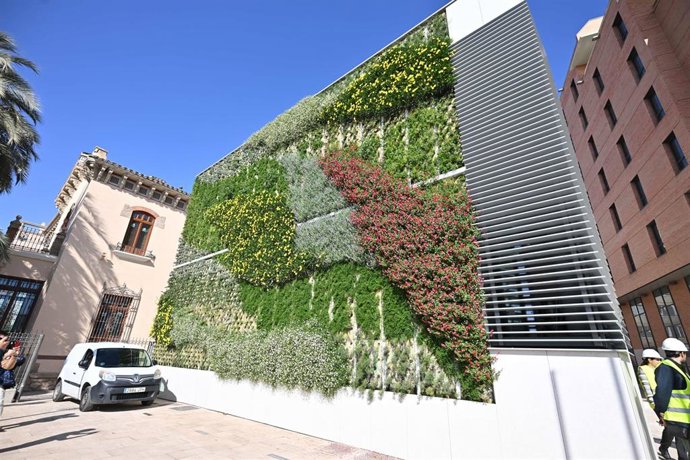 Jardín vertical en la fachada del centro artístico 'Ecocultura en el Museo de Arte de Almería'.