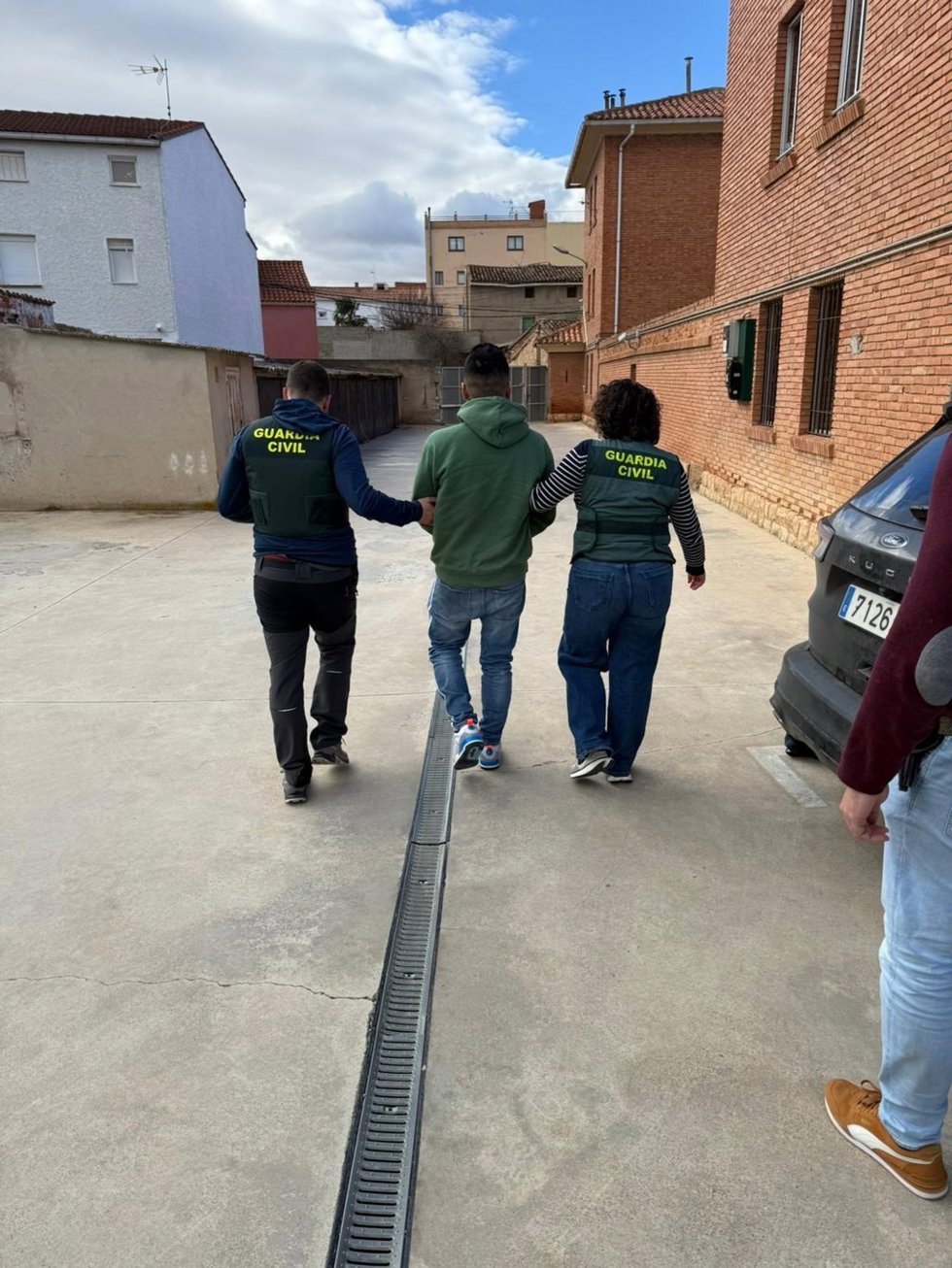 Detenido un trabajador de la residencia de Burbáguena (Teruel) por robar 12.600 euros a un anciano.