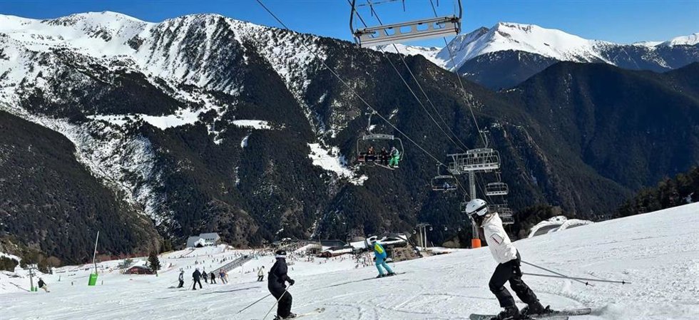 El programa 'Jove per la Neu' 2026, en el que 260 jóvenes han viajado a Andorra para aprender a esquiar.