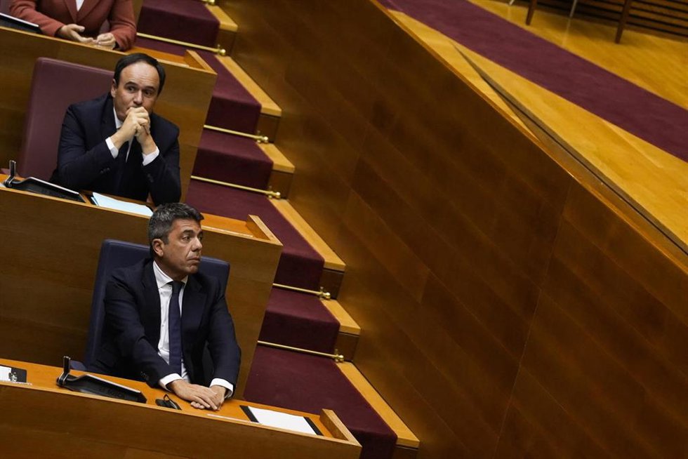 Archivo - El 'president' de la Generalitat, Juanfran Pérez Llorca, (arriba) y el 'expresident' Carlos Mazón (abajo), en una imagen de archivo en Les Corts