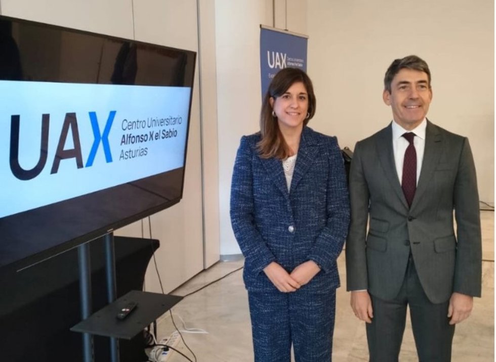 La decana de la Facultad de Ciencias Biomédicas y de la Salud y directora del área One Health, Aida Suárez y ell consejero delegado del Grupo Educativo UAX, Domingo Mirón en Oviedo.