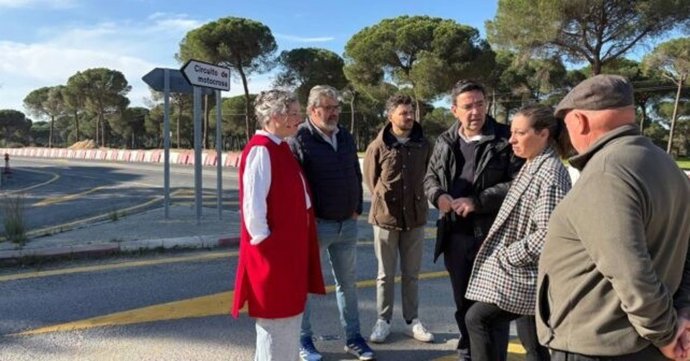 Representantes del PSOE en una visita a las obras de la A-483.