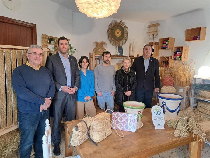 La delegada territorial de Empleo, Empresa y Trabajo de la Junta en Málaga, Carmen Sánchez Sierra, y el delegado de Economía, Hacienda, Fondos Europeos y de Industria, Energía y Minas, Antonio Acevedo, visitan la asociación artesanal de Mijas.