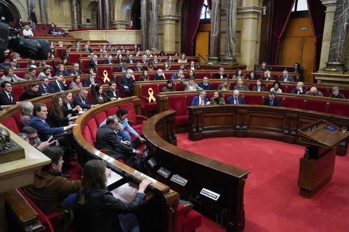 Archivo - Votación en el hemiciclo durante una sesión del pleno en el Parlament, a 29 de enero de 2026, en Barcelona, Cataluña (España).