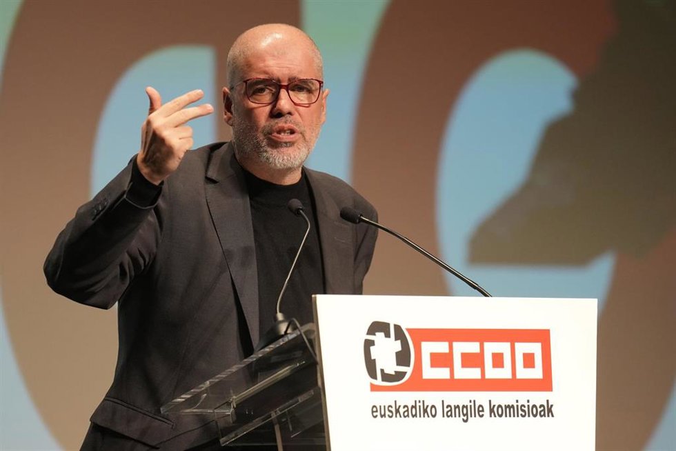 El secretario general de CCOO, Unai Sordo, participa en el acto "Todo empieza contigo, dena zurekin hasten da", a 17 de febrero de 2026, en Bilbao, País Vasco (España). El acto cuenta con cerca de un millar de delegados y delegadas con el que el sindica