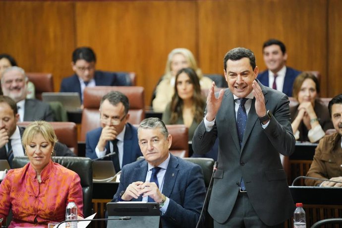 El presidente de la Junta de Andalucía, Juanma Moreno, interviene durante la sesión de control en el pleno del Parlamento andaluz. A 26 de febrero de 2026 en Sevilla (Andalucía, España). Segunda jornada del Pleno del Parlamento andaluz donde ha tenido lug