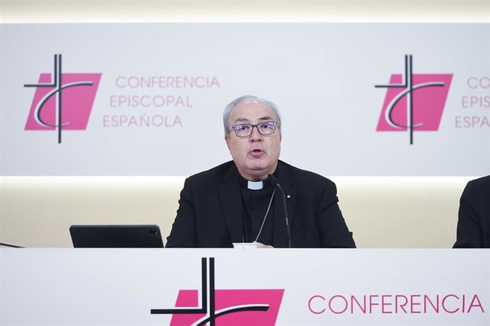 Archivo - El secretario general de la Comisión Permanente de la Conferencia Episcopal, Francisco César García Magán, durante una rueda de prensa final de la Comisión Permanente de la CEE, a 2 de octubre de 2025, en Madrid (España).