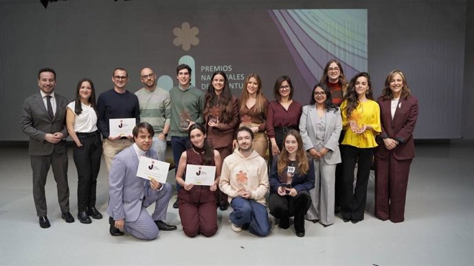 Sira Rego y Margarita Guerrero con los galardondos con los Premios Nacionales del Injuven.