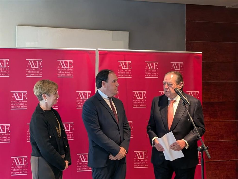El presidente de AVE, Vicente Boluda, atiende a los medios junto al presidente de la Generalitat, Juanfran Pérez Llorca, y la consellera de Innovación, Marián Cano