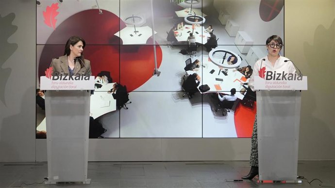 Leixuri Arrizabalaga y Arantza Atutxa en la rueda de prensa posterior al Consejo de Gobierno de la Diputación de Bizkaia.