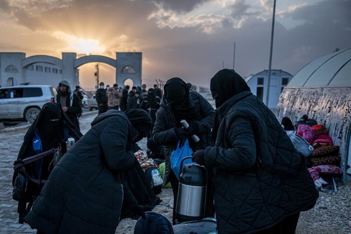 February 18, 2026, Aleppo Governorate, Syria: Women gather their belongings after hundreds of people were transferred from Al Hol camp in Hasaka Governorate, northeast Syria, to Aq Burhan camp in Aleppo Governorate, northwest Syria Tens of thousands of pe