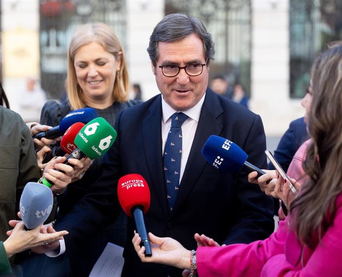 El presidente de CEOE, Antonio Garamendi, atiende a los medios a su llegada al acto del premio al Mejor Empresario del Año de la revista Actualidad Económica, a 26 de febrero de 2026, en Madrid (España). 