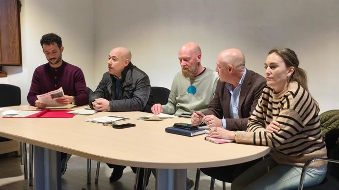 El concejal de Medio Ambiente y Sostenibilidad del Ayuntamiento de Gijón, Rodrigo Pintueles, acompañado del edil de Atención a la Ciudadanía y Distritos, Abel Junquera, se reúnen con los vecinos de Serín.