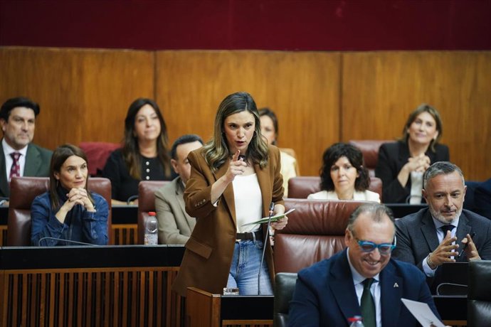 La portavoz parlamentaria del PSOE-A, María Márquez, interviene durante la sesión de control en el pleno del Parlamento andaluz. A 26 de febrero de 2026 en Sevilla (Andalucía, España). Segunda jornada del Pleno del Parlamento andaluz donde ha tenido lugar