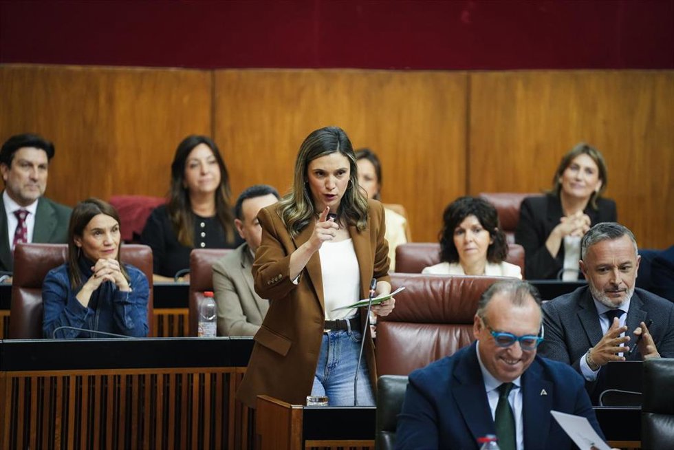 La portavoz parlamentaria del PSOE-A, María Márquez, interviene durante la sesión de control en el pleno del Parlamento andaluz. A 26 de febrero de 2026 en Sevilla (Andalucía, España). Segunda jornada del Pleno del Parlamento andaluz donde ha tenido lug