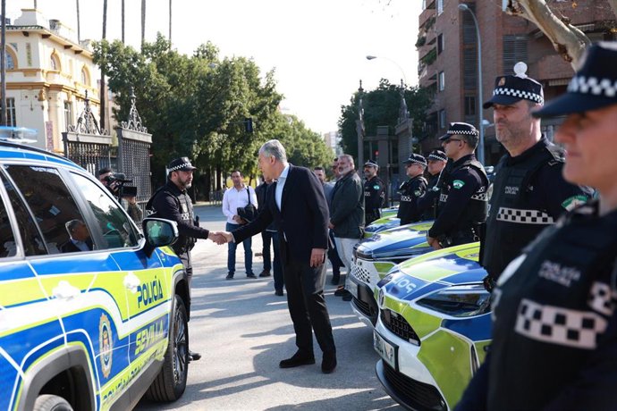 El alcalde de Sevilla, José Luis Sanz, durante la presentación de los nuevos vehículos de la Policía Local de Sevilla, en la que ha anunciado que a partir del lunes se comenzará a multar a los usuarios que incumplan la nueva normativa municipal.