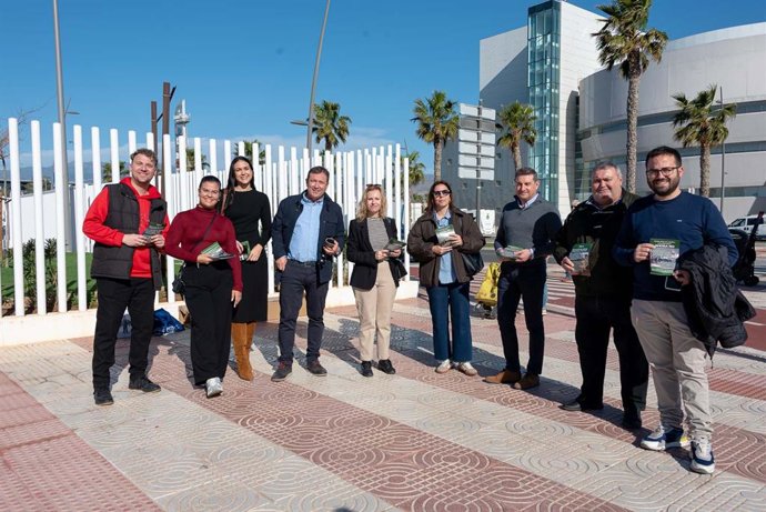 José Nicolás Ayala, junto a Manolo García, Rafael Torres y otros representantes socialistas, durante el reparto de material informativo en Roquetas de Mar (Almería).