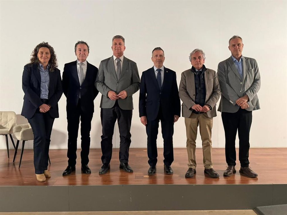 El vicepresidente tercero y conseller de Medio Ambiente, Infraestructuras, Territorio y de la Recuperación, Vicente Martínez Mus, en tercer lugar en la presentación sobre las bases del proyecto de parques inundables desarrollada en colaboración con la U