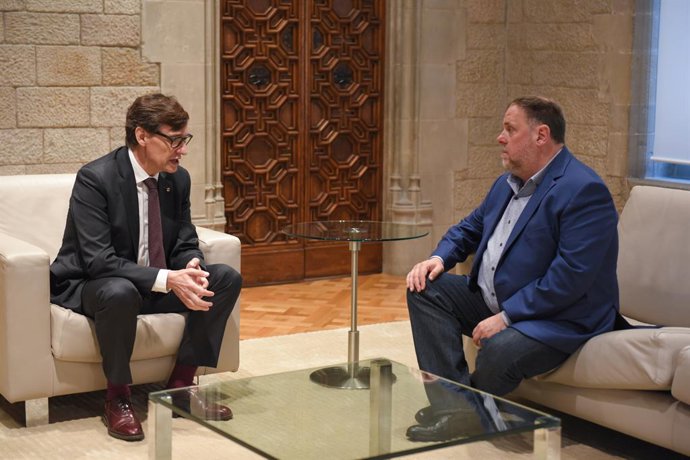 Archivo - El president de la Generalitat, Salvador Illa, i el president d'ERC, Oriol Junqueras