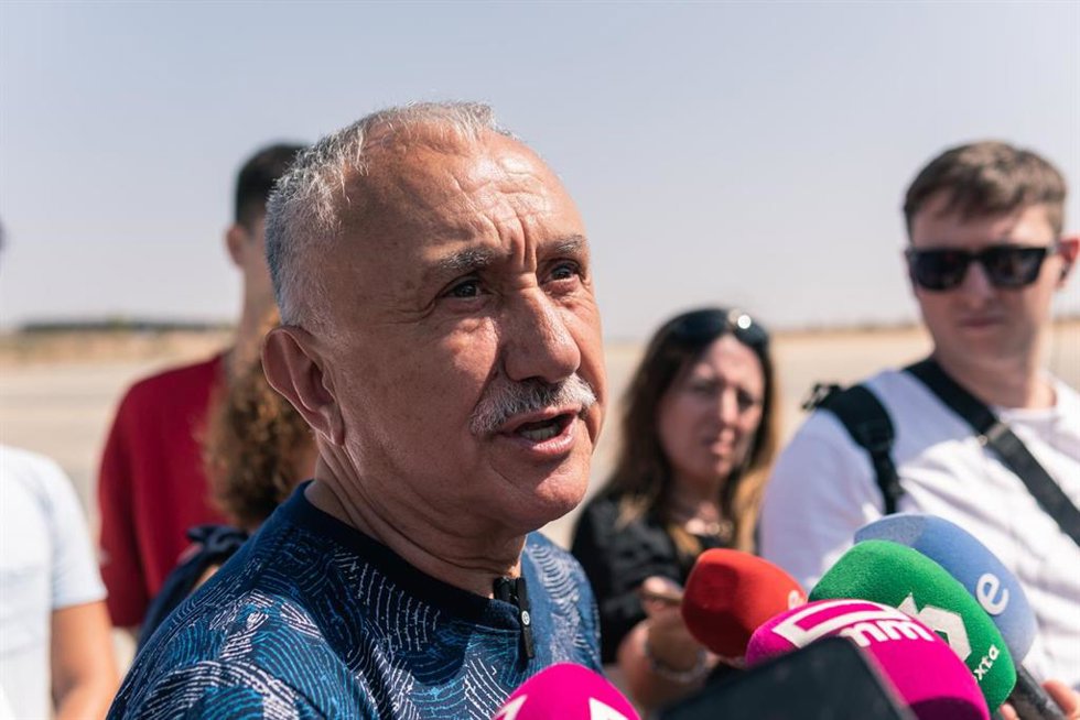 Archivo - El secretario general de UGT, Pepe Álvarez, atiende a los medios de comunicación tras mantener un encuentro con la delegación de UGT del parque temático Puy du Fou, a 21 de agosto de 2024, en Toledo, Castilla-La Mancha (España). Puy du Fou Esp