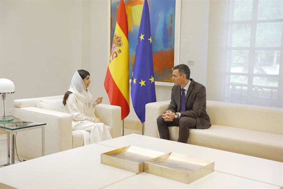 El presidente del Gobierno, Pedro Sánchez, y la Premio Nobel de la Paz Malala Yousafzai.