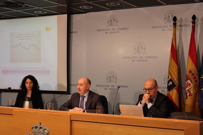 El delegado del Gobierno en Aragón, Fernando Beltrán, Beltrán,  junto al jefe provincial de Tráfico en Zaragoza, José Antonio Mérida, y la jefa de Movilidad de la Jefatura Provincial de Tráfico, Raquel Marquina.