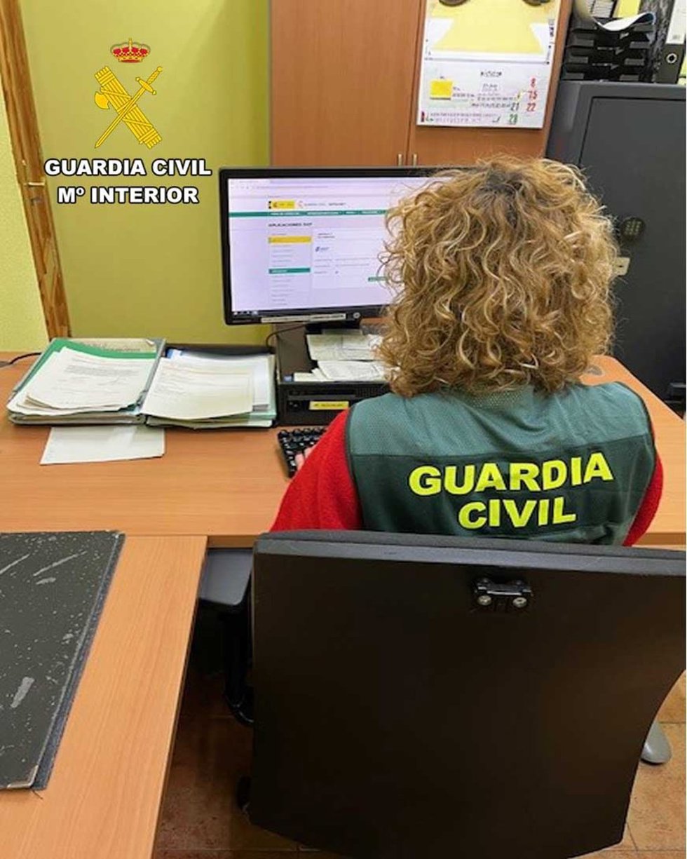 Una persona ha sido detenida en Alicante por la presunta estafa de 920 euros a un vecino de La Bañeza (León) mediante el método 'phishing'.