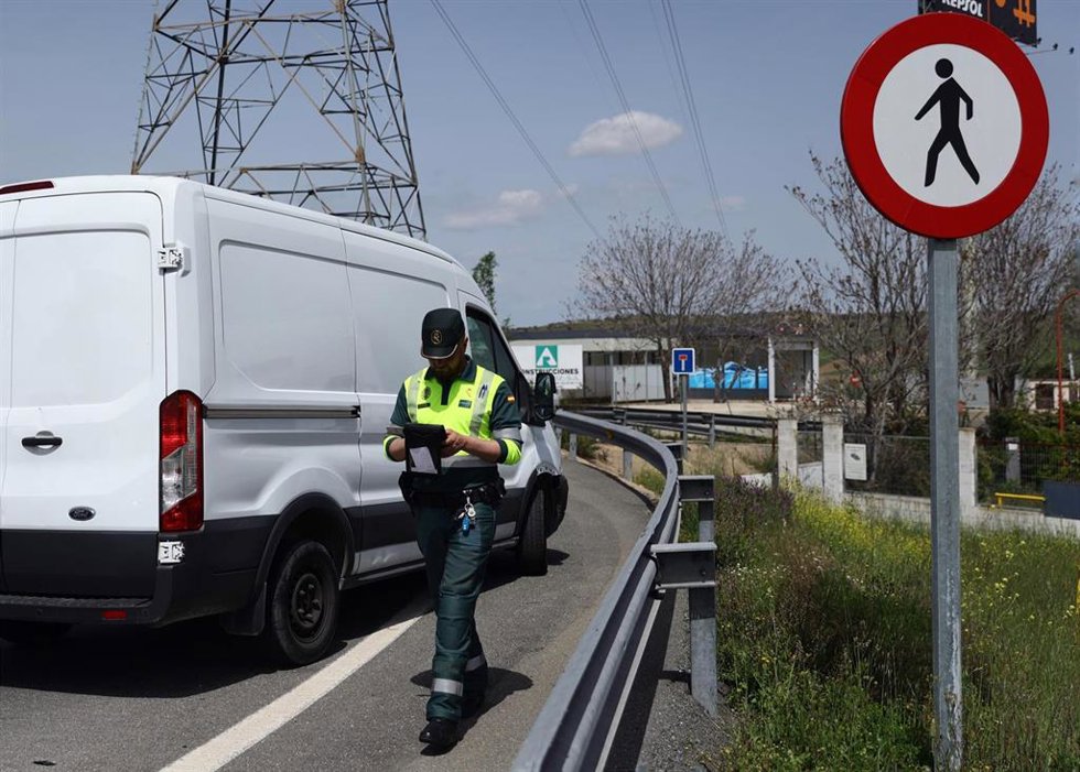 Archivo - Un agente de la Guardia Civil tras parar a un conductor  en un control de tráfico en el kilómetro 34 de la A-1, el día que comienza la operación salida del puente de mayo 2022, a 29 de abril de 2022, en Madrid (España). La Dirección General de